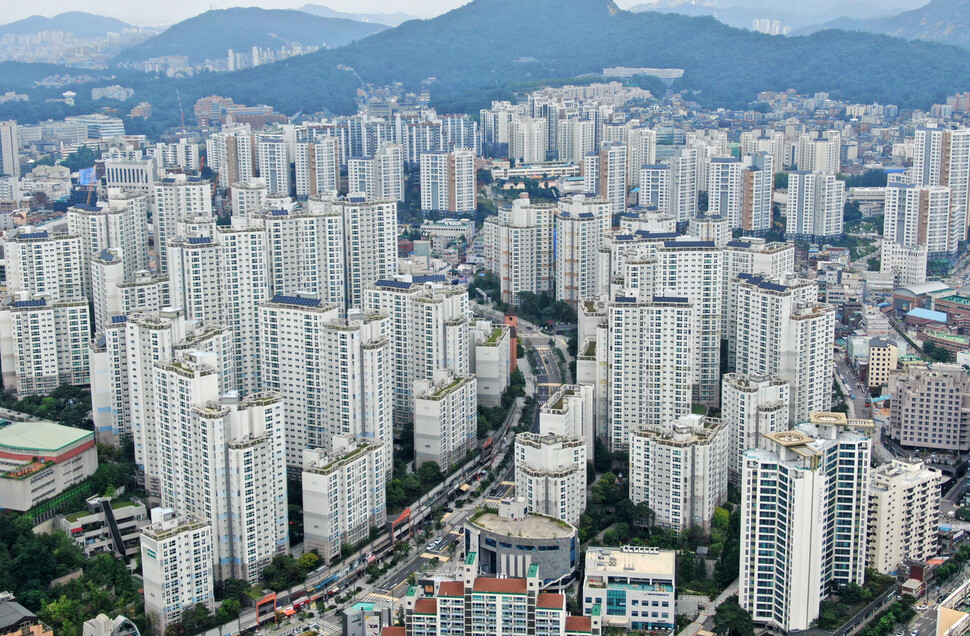 최근 4년 동안 집값이 폭등한 서울 마포 공덕·아현 지역의 아파트 단지들의 5일 오후 모습. 사진 아래 아파트 단지가 부동산 시장에서 가장 많이 거론되는 마포래미안·푸르지오 단지. 김명진 기자 littleprince@hani.co.kr