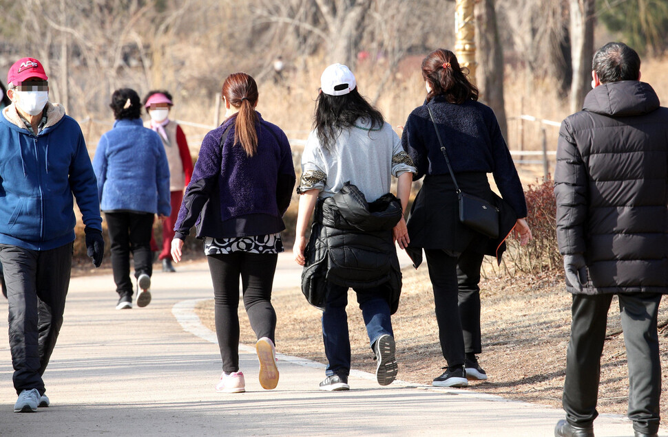 포근한 날씨를 보인 25일 오후 경기도 고양시 일산호수공원에서 시민들이 외투를 벗고 걸어가고 있다. 고양/김봉규 선임기자