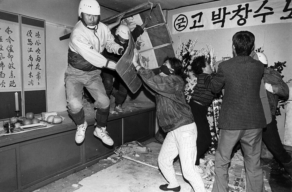 1991년 5월7일 백골단이 콘크리트 벽을 뚫고 안영병원 영안실에 난입하자, 고 박창수 한진중공업 위원장의 유족들이 격렬하게 제지하고 있다.&lt;한겨레&gt; 자료사진