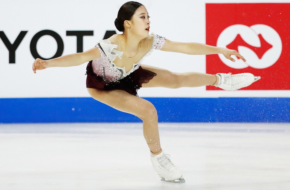 유영이 25일(한국시각) 미국 라스베이거스에서 열린 2021~2022 국제빙상경기연맹(ISU) 피겨 시니어 그랑프리 1차 대회에서 프리스케이팅 연기를 펼치고 있다. 라스베이거스/EPA 연합뉴스