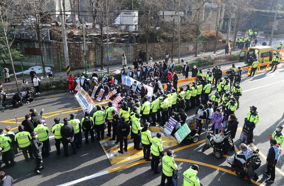 전국장애인 차별찰폐연대 소속 장애인들과 회원들이 20일 오전 서울 마포구 공덕동 홍남기 기획재정부 장관 집 앞에서 ‘기획재정부 장애인 이동권 반대 규탄 결의대회’&nbsp;시위를 하고 있다. 윤운식 선임기자