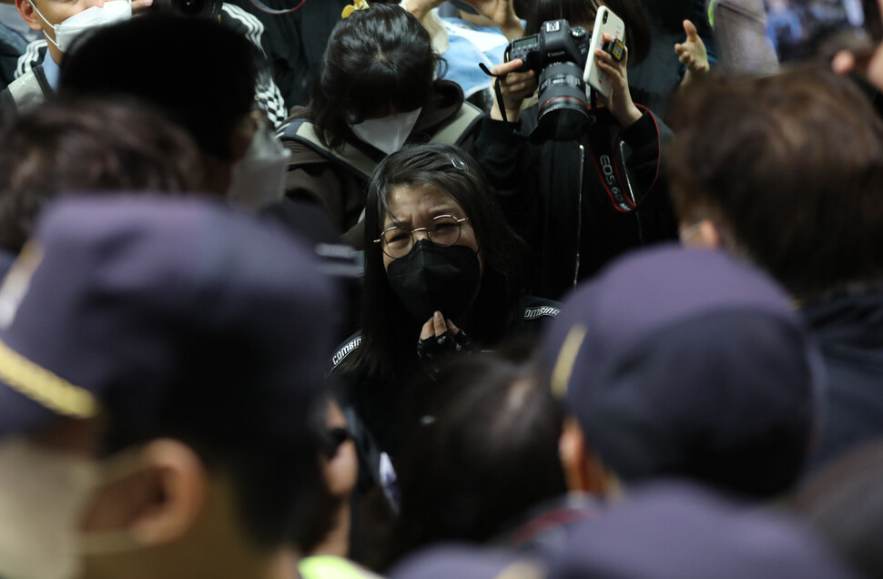 한 전국장애인차별철폐연대 활동가가 오금 방면 열차에 올라 경찰과 서울교통공사 관계자들 등에 의해 시위 진행이 막히자 이를 규탄하고 있다. 김혜윤 기자