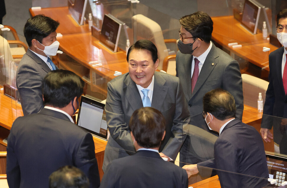 윤석열 대통령이 16일 오전 국회 본회의장에서 취임 후 첫 시정 연설을 마친 뒤 의원석을 돌며 야당 의원들과 일일이 악수하고 있다. 공동취재사진