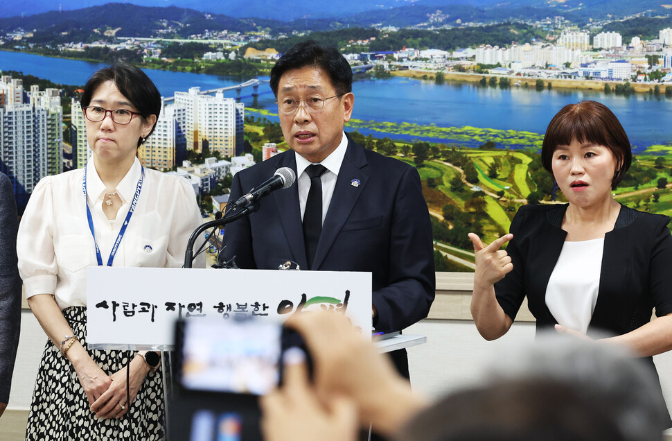 지난 6일 오후 경기도 양평군청에서 전진선 양평군수가 서울-양평 고속도로 사업 백지화 관련 성명서를 발표하고 있다. 연합뉴스