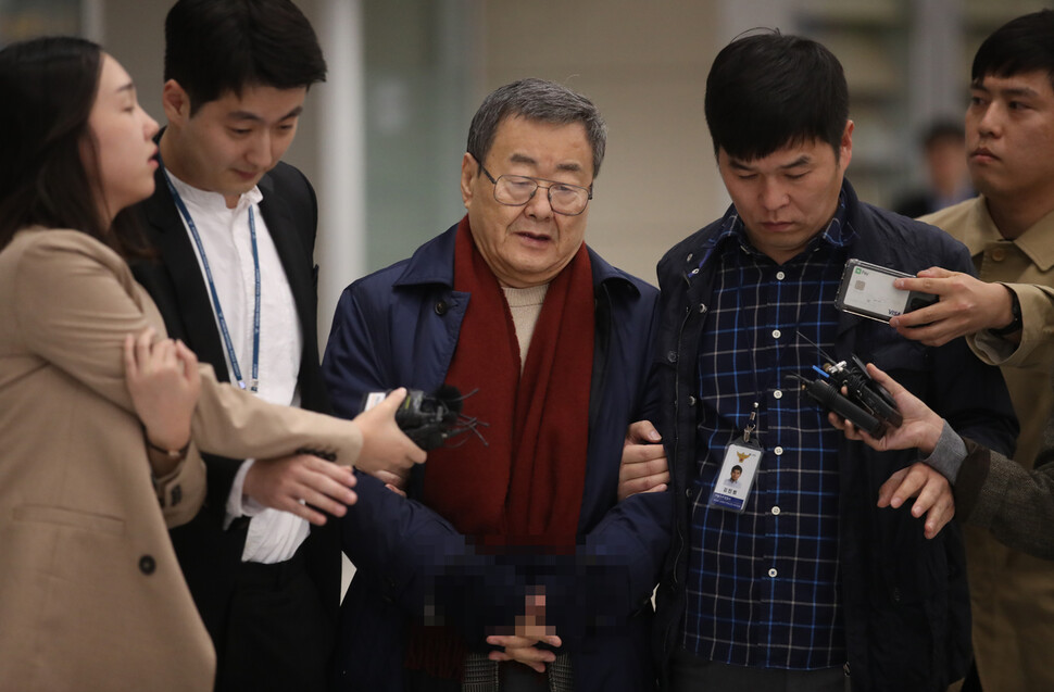 가사도우미를 성폭행한 혐의로 고소당한 김준기 전 디비(DB)그룹(옛 동부그룹) 회장이 23일 새벽 인천국제공항을 통해 귀국한 뒤 체포돼 경찰서로 이송되고 있다. 연합뉴스