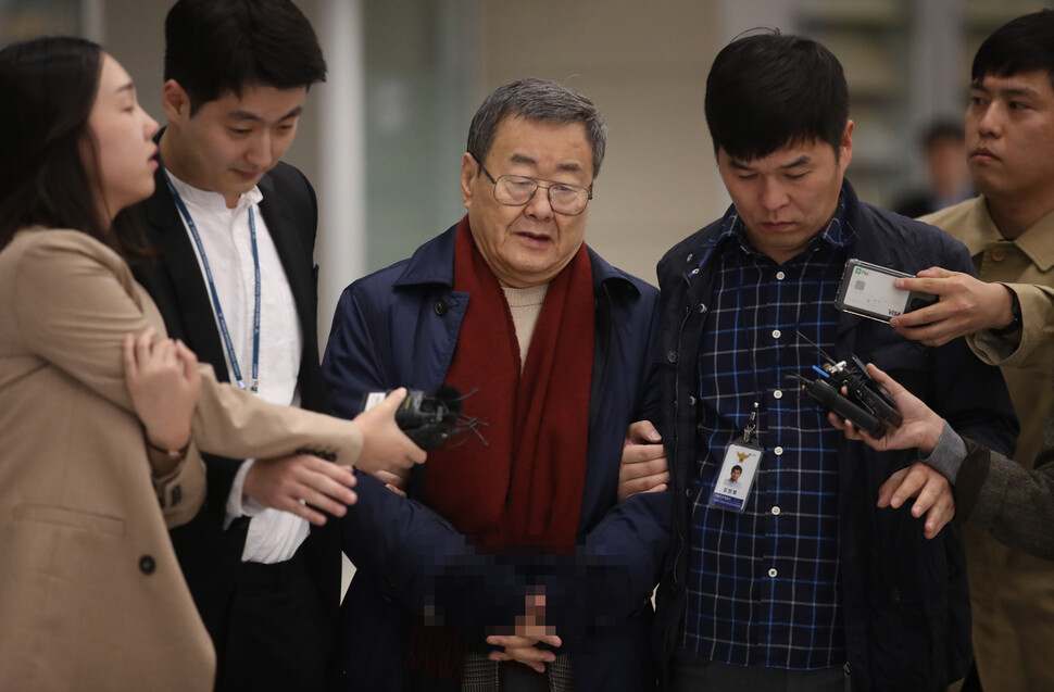 가사도우미를 성폭행한 혐의로 고소당한 김준기 전 디비(DB)그룹(옛 동부그룹) 회장이 23일 새벽 인천국제공항을 통해 귀국한 뒤 체포돼 경찰서로 이송되고 있다. 연합뉴스