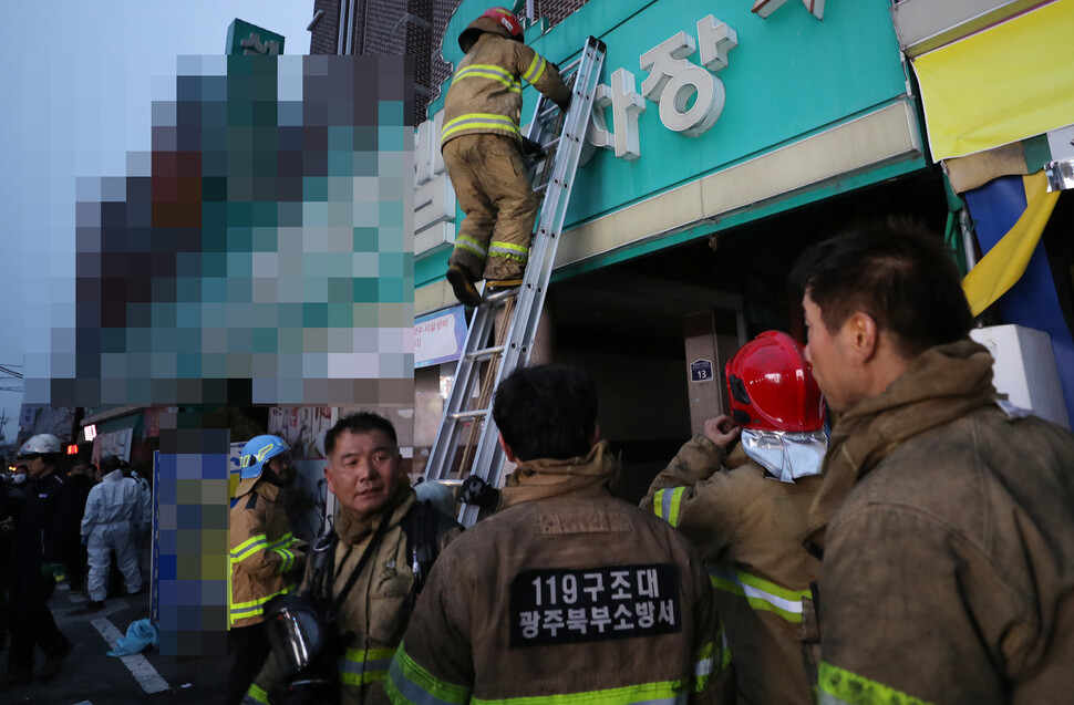 22일 새백 광주시 북구 두암동의 한 모텔에서 불이 나 119 구조대원들이 화재 진화 후 객실 내부를 수색하고 있다. 이 화재로 투숙객 1명이 숨지고 28명이 병원에서 치료를 받고 있다. 경찰은 객실 내부에 불을 지른 혐의로 30대 투숙객을 긴급체포했다. 연합뉴스