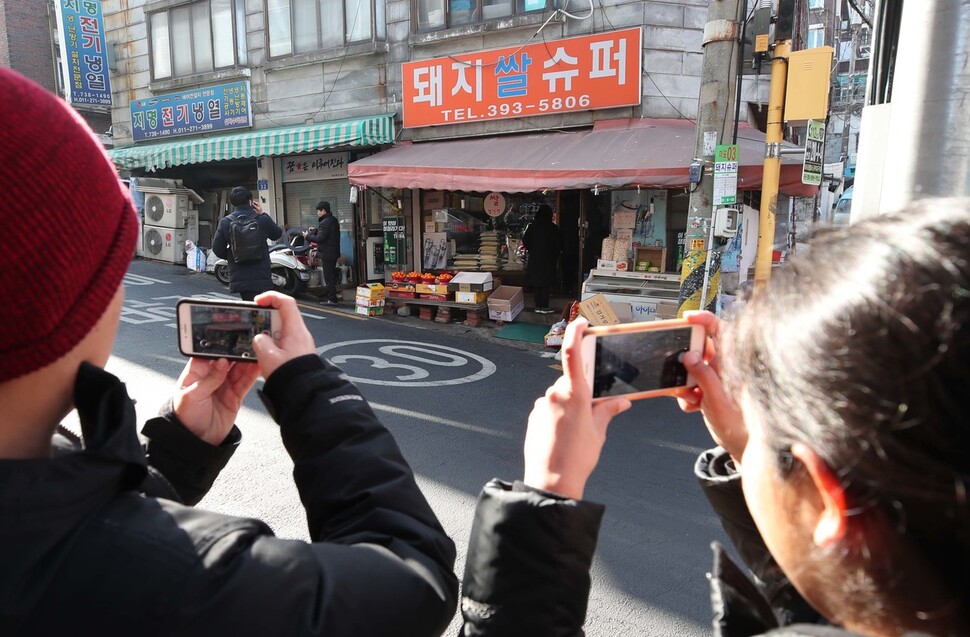 영화 ‘기생충’이 제92회 아카데미 시상식 작품상을 포함한 4관왕을 차지한 가운데 11일 오전 서울 마포구의 영화 촬영현장이었던 ‘돼지쌀슈퍼’ 일대에서 미국인 관광객들이 기념사진을 찍고 있다. 한국여행 중이었던 이들은 ‘기생충’의 수상 소식을 듣고 장소를 찾았다고 말했다. 백소아 기자 thanks@hani.co.kr