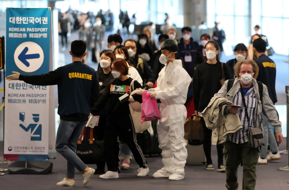 19일 인천국제공항 제1터미널에 입국한 독일 프랑크푸르트발 비행기 승객들이 발열 검사를 받은 후 국내 체류주소와 연락처를 확인받기 위한 심사장으로 향하고 있다. 인천공항/공항사진기자단