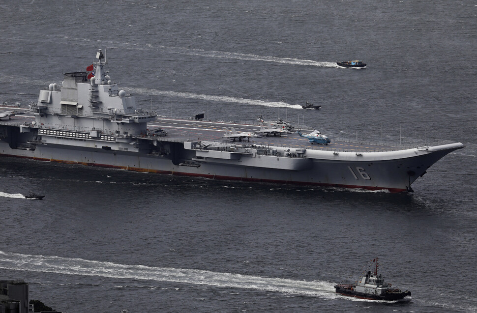 중국 최초의 항공모함 랴오닝호가 2017년 7월 홍콩 앞바다를 항해하고 있다. AP 연합뉴스