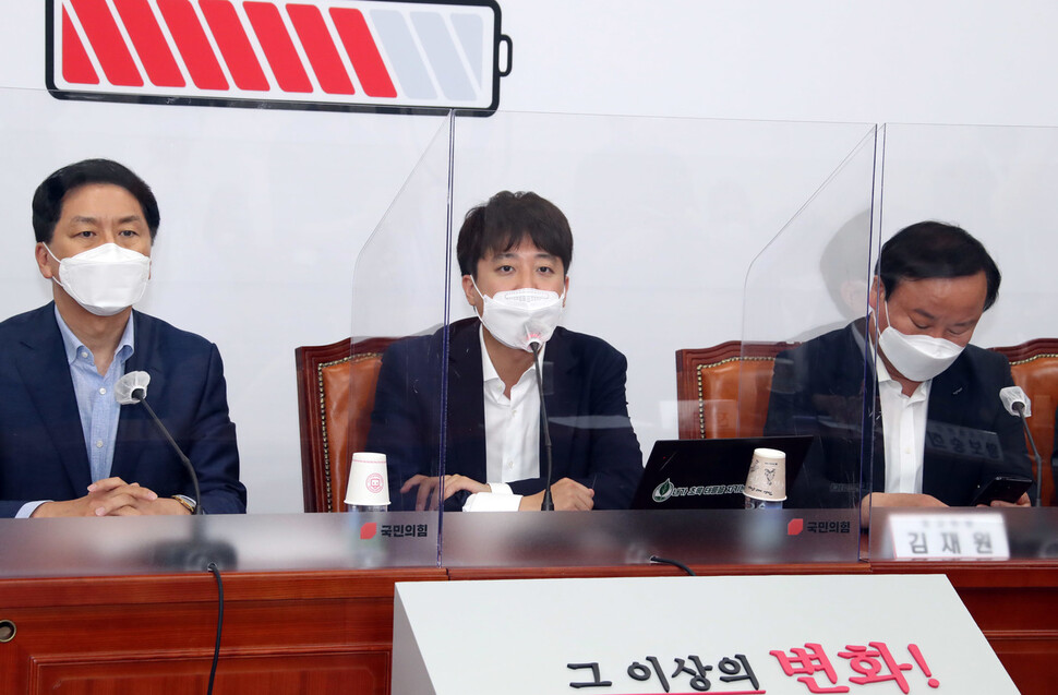 이준석 국민의힘 대표(가운데)가 22일 국회에서 열린 최고위원회의에서 발언하고 있다. 연합뉴스