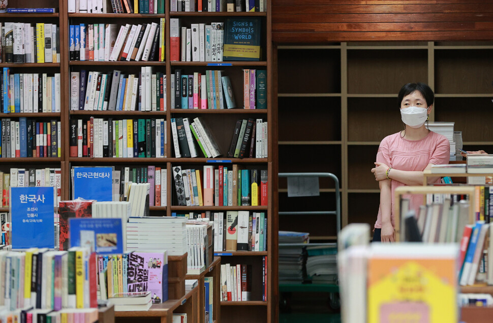 지난달 5일 오후 서울 은평구 한화생명빌딩 지하 1층의 지역서점 불광문고에서 장수련 점장이 마지막 영업일을 맞아 서점을 찾은 고객들의 모습을 바라보고 있다. 연합뉴스