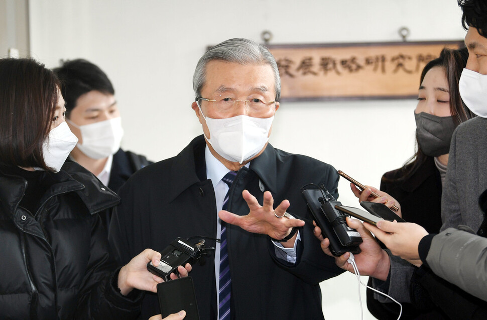 총괄선대위원장직에서 스스로 물러나겠다는 뜻을 밝힌 김종인 국민의힘 총괄선대위원장이 5일 오전 서울 종로구 자신의 사무실에서 윤석열 대선 후보의 선대위 쇄신안 발표를 시청한 후 외부로 나서며 취재진 질문에 답하고 있다. 공동취재사진