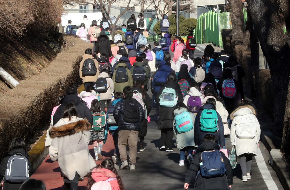 새 학기가 시작된 2일 오전 서울 서대문구의 한 초등학교에서 학생들이 새 학년 새 교실로 등교하고 있다. 김태형 기자 xogud555@hani.co.kr