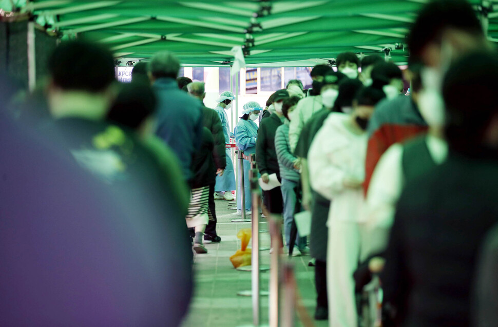 14일 오후 광주 북구 상시선별진료소에 PCR 검사를 받으려는 시민들의 방문이 이어지고 있다. 연합뉴스