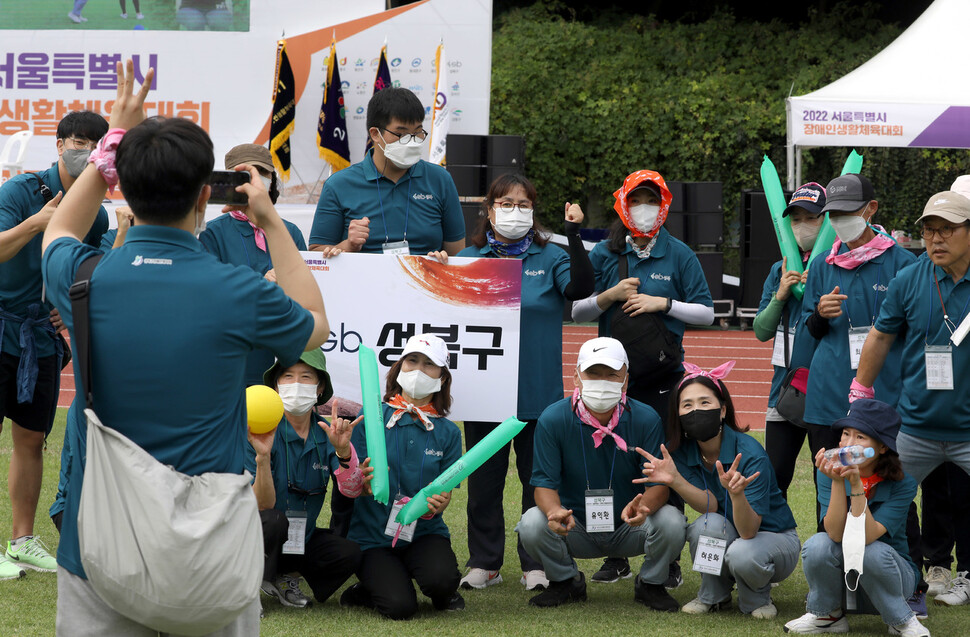 서울 시내 장애인과 자원봉사자, 비장애인 선수들이 20일 오후 서울 잠실종합운동장 보조경기장에서 열린 ‘2022 서울특별시 장애인 생활체육대회’에서 기념사진을 찍고 있다. 윤운식 선임기자