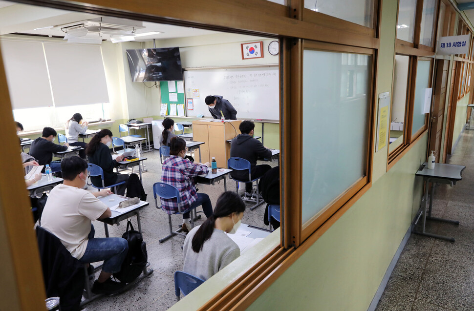 국가공무원 7급 공개경쟁채용 제2차시험이 치러진 지난달 15일 서울 강남구 한 시험장에서 수험생들이 시험 시작을 기다리고 있다. 인사혁신처 제공