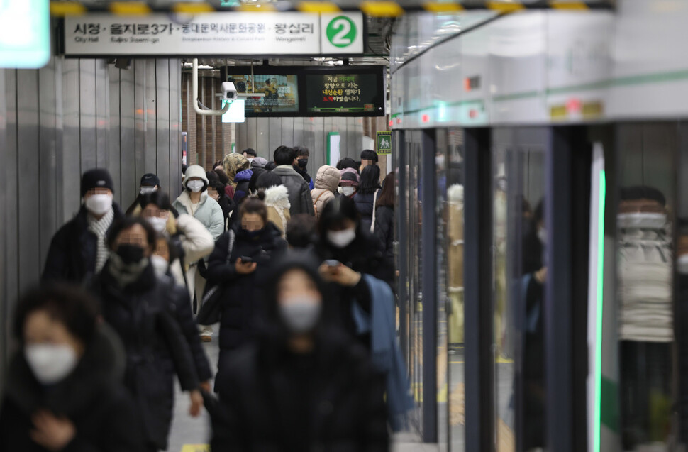 29일 오전 서울지하철 2호선 신촌역에서 시민들이 지하철을 이용하고 있다. 서울시는 오는 4월 버스·지하철 요금 300∼400원 인상을 목표로 관련 절차를 진행할 계획이다. 연합뉴스