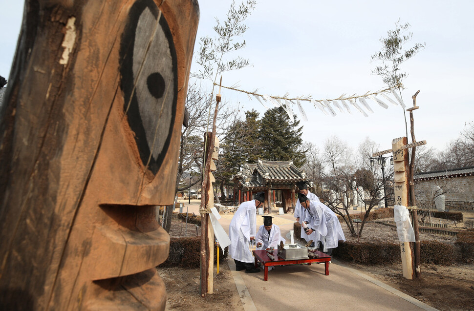 충남 청양군 정산면 송학리 주민들이 정월대보름을 앞두고 장승을 깎아 세우는 마을 제사인 장승제를 재현하고 있다. 신소영 기자