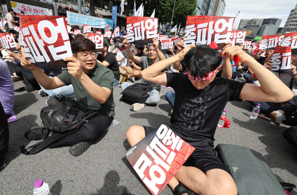 전국철도노동조합이 파업에 돌입한 14일 낮 서울 지하철 1호선 서울역 3번 출구 인근 세종대로에서 열린 철도노조 서울지방본부 총파업 출정식에서 참가자가 머리띠를 매고 있다. 신소영 기자 viator@hani.co.kr