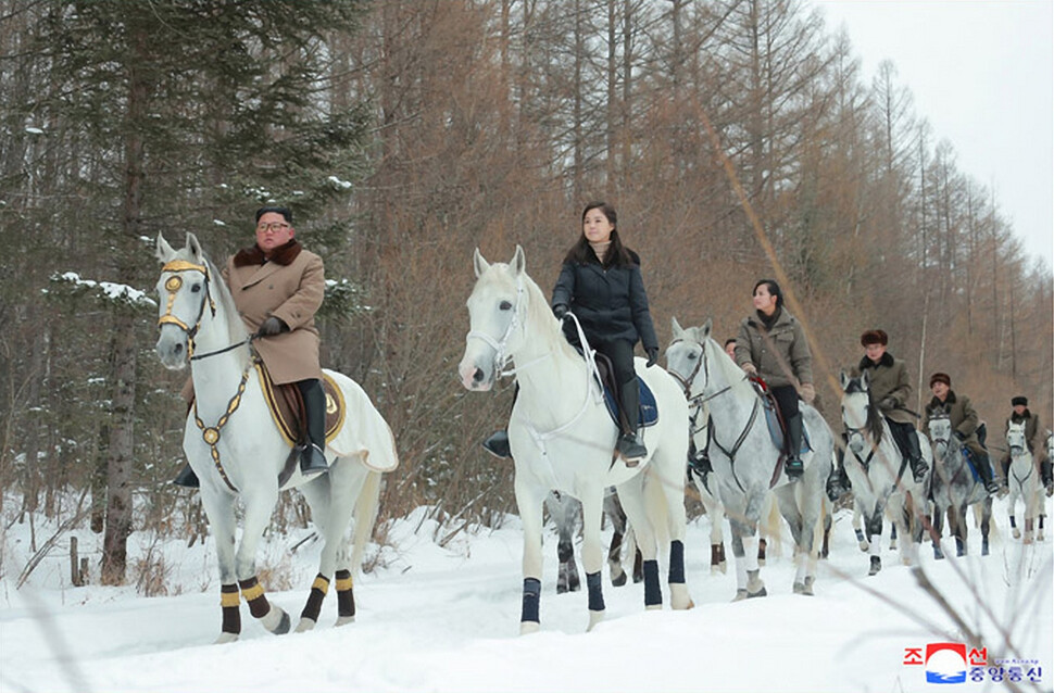 김정은 북한 국무위원장이 군 간부들과 함께 군마를 타고 백두산에 올랐다고 조선중앙통신이 4일 보도했다. 김 위원장이 군 간부들과 함께 백마를 타고 있다. 김 위원장 오른쪽에 부인 리설주 여사도 보인다. 조선중앙통신 연합뉴스