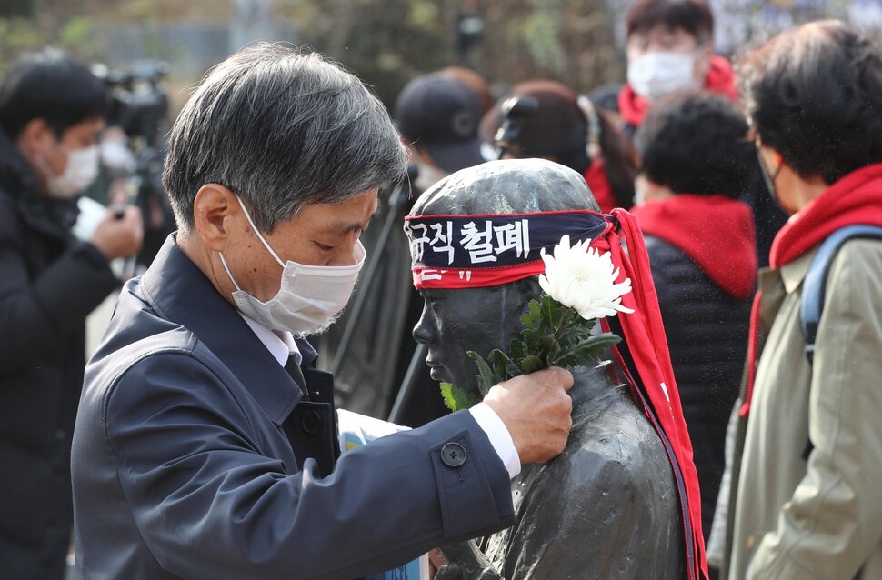 전태일 열사 50주기 추도식에서 열사의 동생인 전태삼씨가 동상에 국화꽃을 놓고 있다. 남양주/김봉규 선임기자