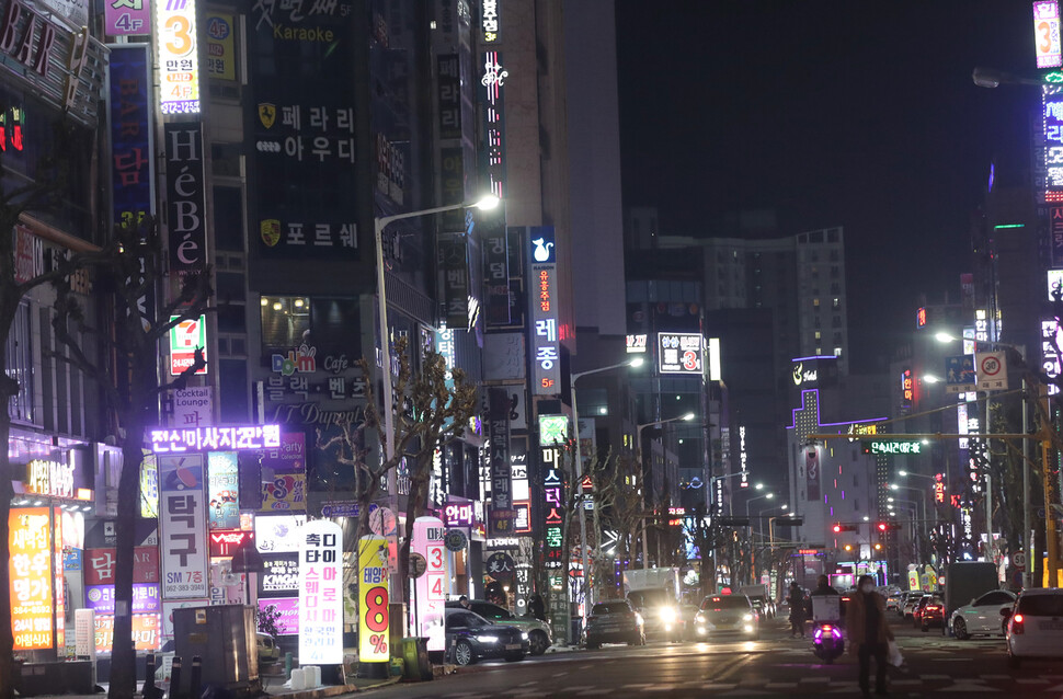 광주광역시 서구 치평동 상점들이 간판불을 켜고 있다. 사단법인 한국유흥음식업중앙회 광주지부 소속 일부 유흥업소 업주들은 유흥업종 집합금지명령에 반발해 가게 문을 닫은 채 간판불을 켜는 단체행동을 하고 있다.연합뉴스