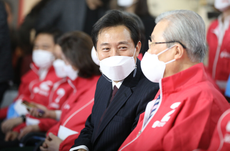 오세훈 국민의힘 서울시장 후보가 7일 서울 여의도 중앙당사에 마련된 상황실에 도착해 김종인 국민의힘 비상대책위원장과 대화하고 있다. 공동취재사진