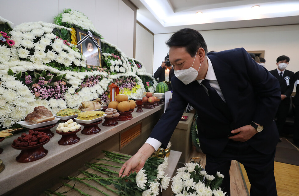 윤석열 국민의힘 대선 후보가 10일 오후 광주 동구 학동 조선대병원 장례식장에 마련된 이한열 열사의 어머니 배은심 여사의 빈소를 찾아 헌화하고 있다. 광주/김태형 기자