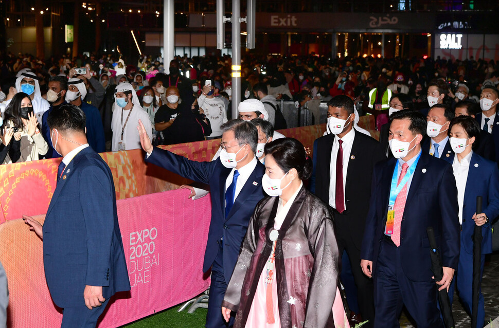 문재인 대통령과 부인 김정숙여사가 16일 (현지시각) ‘한국의 날’ 부대행사로 두바이엑스포장 내 쥬빌리공원에서 열린 ‘한국의 날 케이팝 콘서트’에 참석해 공연을 관람한 뒤 퇴장하면서 관중들에게 손을 흔들고 있다. 두바이/윤운식 선임기자