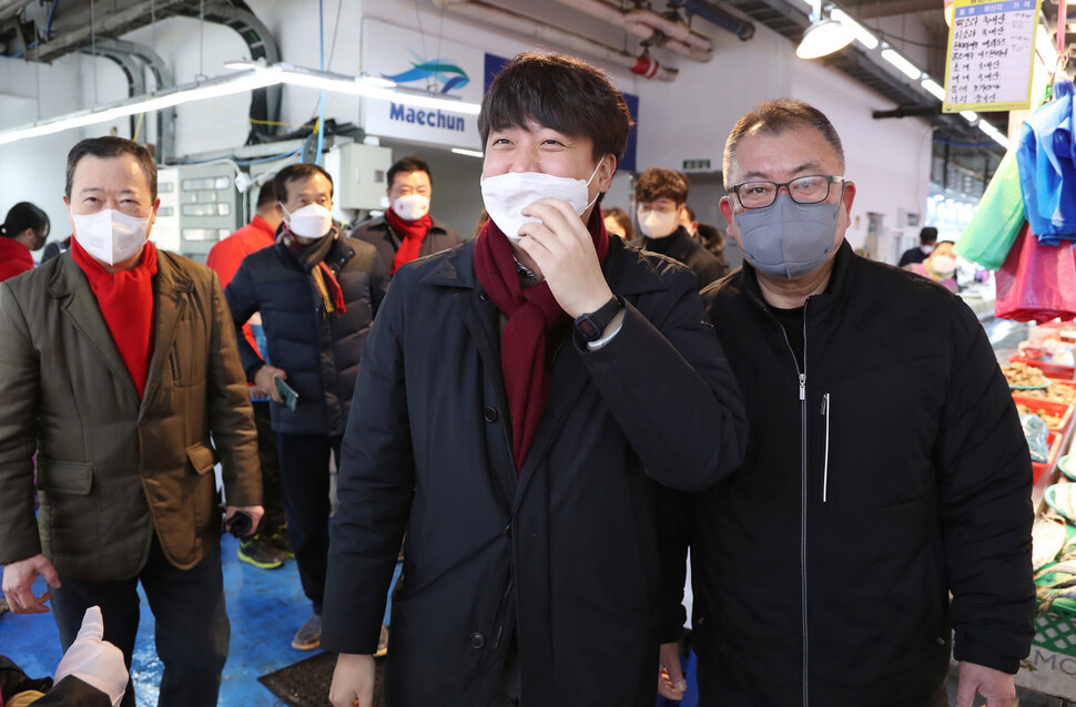 국민의힘 이준석 대표가 18일 오전 대구 북구 매천동 대구농수산물도매시장 수산동을 찾아 상인들과 인사하고 있다. 연합뉴스