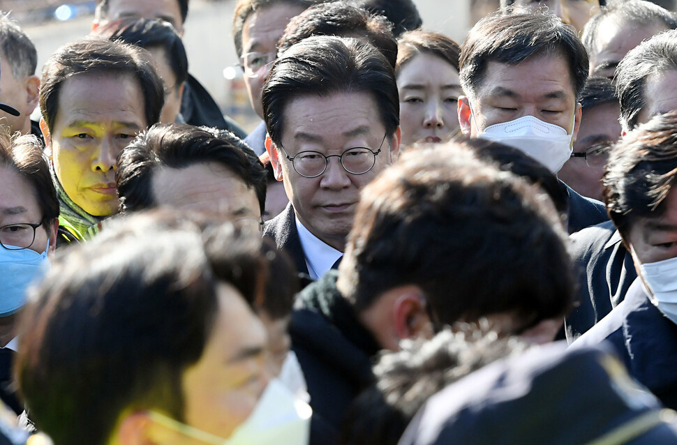 이재명 더불어민주당 대표가 ‘성남에프시(FC) 후원 의혹’ 사건과 관련해 10일 경기도 성남시 수원지방검찰청 성남지청에 출석하고 있다. 사진공동취재단