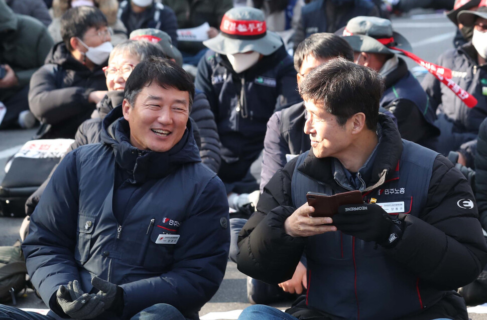 전국민주노동조합총연맹 양경수 위원장(앞줄 왼쪽)과 양동규 부위원장이 15일 서울 여의도 국회 앞에서 열린 노동조합법 노조법 2조,3조 개정 촉구 결의대회에서 해당법안이 국회 환노위 법안심사소의를 통과했다는 소식이 전해진 뒤 웃으며 대화하고 있다. 박종식 기자