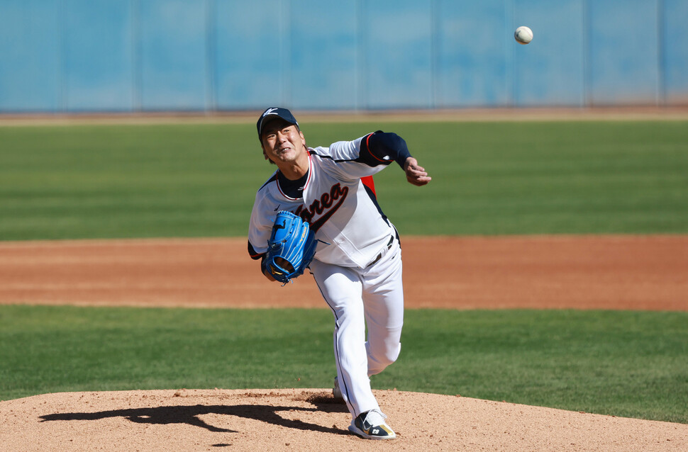 2023 세계야구클래식(WBC) 대표팀 김광현이 17일(한국시각) 미국 애리조나주 투손 키노스포츠콤플렉스 베테랑스 메모리얼 스타디움에서 열린 엔씨(NC) 다이노스와 경기에서 1회초 등판해 공을 던지고 있다. 애리조나/연합뉴스