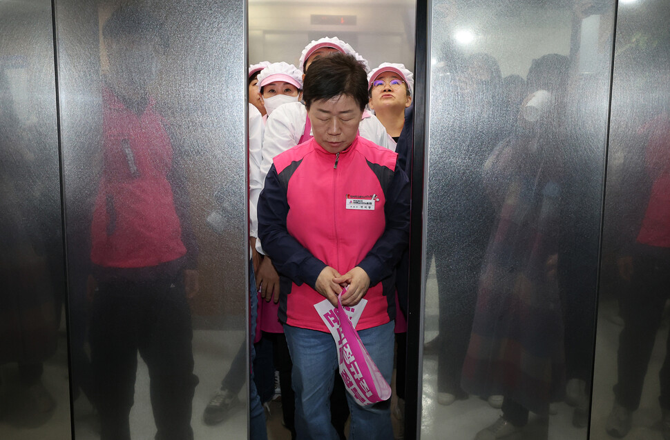 박미향 학교비정규직노조 위원장이 이주호 사회부총리 겸 교육부 장관과의 면담을 요구하다 결렬된 뒤 노조원들과 함께 엘리베이터를 타고 있다. 신소영 기자