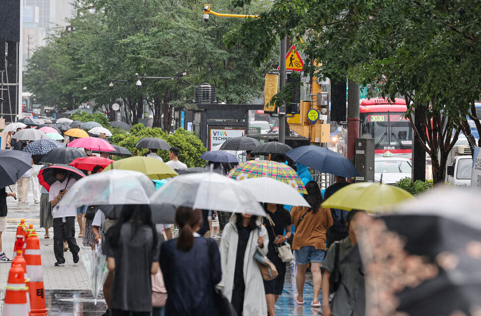 서울시 전역에 호우주의보가 내려진 29일 오후 서울 강남역 인근에서 우산을 쓴 시민들이 이동하고 있다. 연합뉴스