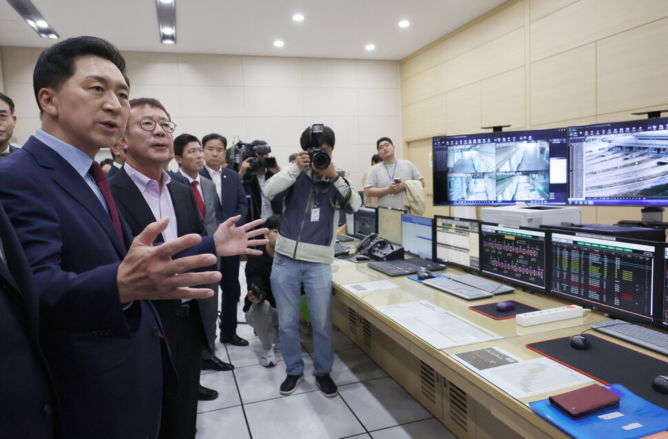 국민의힘 김기현 대표가 지난달 30일 김포골드라인을 관리하는 김포한강차량기지를 방문, 관제실을 둘러보고 있다. 연합뉴스.