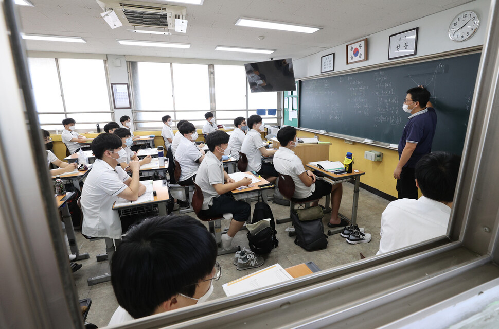 코로나19 확산으로 수도권 학교들이 전면 원격수업에 들어간 지난 26일, 서울 송파구 보인고등학교 3학년 교실에서 학생들이 수업을 듣고 있다. 진로·진학 때문에 대면 지도가 필요한 고3은 원격 수업 전환 대상에서 제외됐다. 연합뉴스