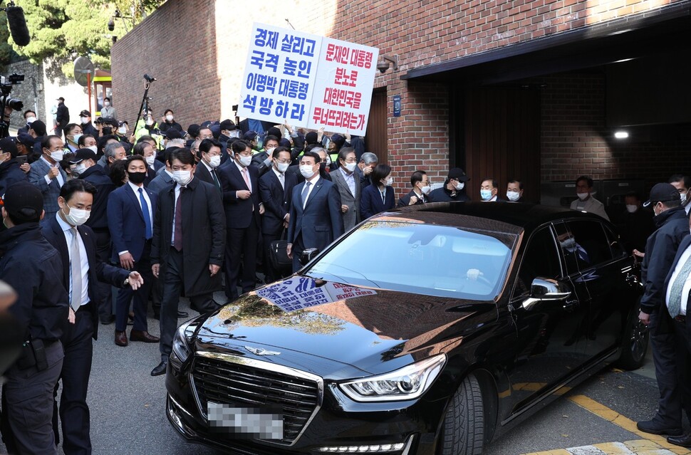 이명박 전 대통령을 태운 차량이 2일 오후 서울 강남구 논현동 자택에서 중앙지방검찰청으로 이동하고 있다. 김봉규 선임기자 bong9@hani.co.kr