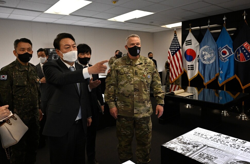 윤석열 당선자가 7일 오전 경기도 평택에 위치한 캠프 험프리스를 방문해 폴 러캐머라 주한미군사령관 겸 한미연합사령관과 얘기를 나누고 있다. 당선자 대변인실 제공