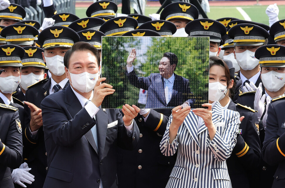 윤석열 대통령과 부인 김건희 여사가 19일 충청북도 충주 중앙경찰학교 대운동장에서 열린 중앙경찰학교 310기 졸업식에서 졸업생들에게 받은 선물을 들어 보이고 있다. 대통령실사진기자단