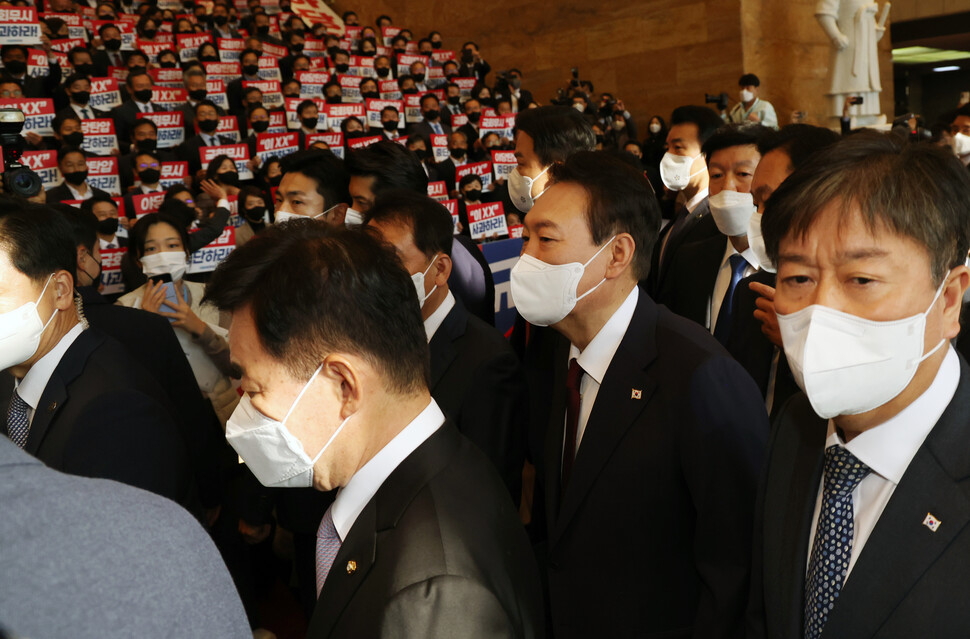 윤석열 대통령이 25일 오전 내년도 예산안 시정연설을 하기 위해 국회 본청에 도착, 접견실로 향하고 있다. 연합뉴스