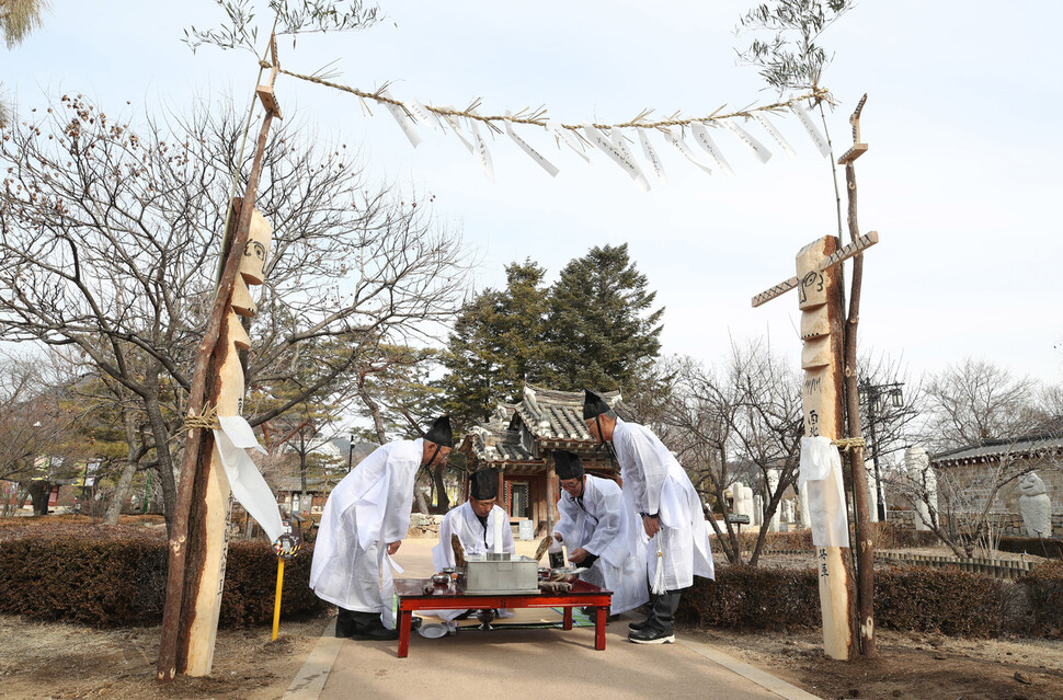 충남 청양군 정산면 송학리 주민들이 정월대보름을 앞두고 장승을 깎아 세우는 마을 제사인 장승제를 재현하고 있다. 신소영 기자