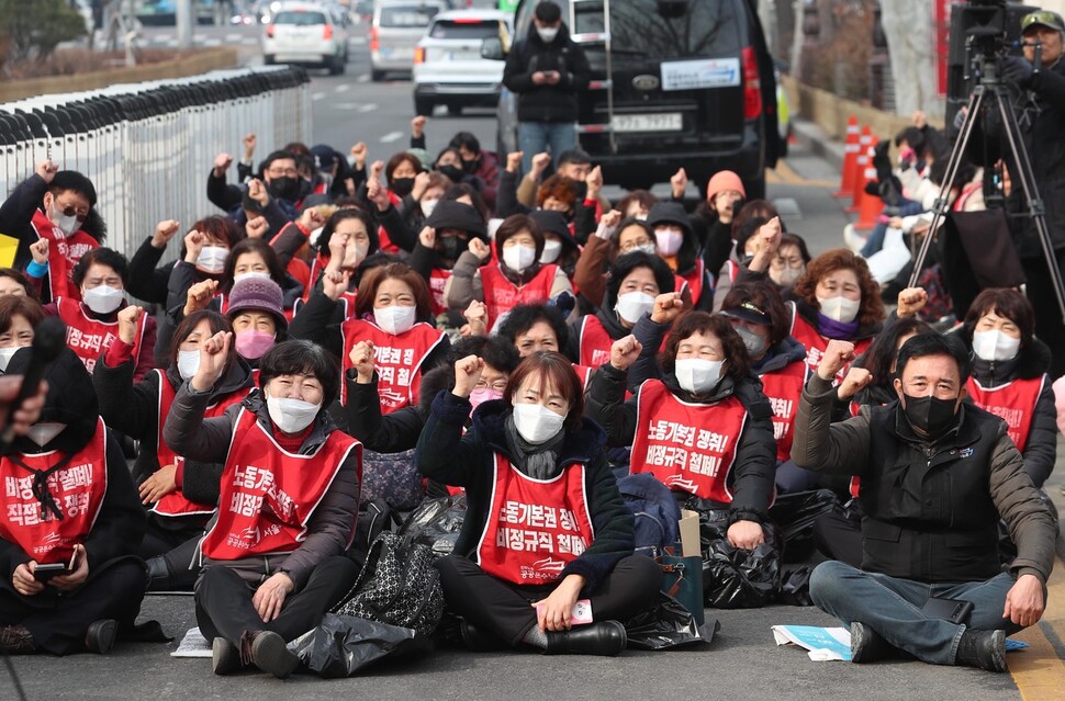 덕성여대와 공공운수노조 서울지부 소속 청소노동자들이 7일 오후 서울 종로구 덕성여대 종로캠퍼스 앞에서 이 학교 이사회가 열리는 동안 김건희 총장을 규탄하는 집회를 열고 있다. 덕성여대 청소노동자는 노조탄압 중단 등을 요구하며 총장실 앞 농성을 127일째 이어오고 있다. 강창광 선임기자