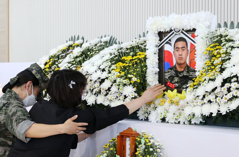 경북 예천 실종자 수색에 투입됐다가 숨진 채아무개 상병 분향소가 마련된 포항 해병대 1사단 내 김대식관에서 20일 오후 채 상병의 어머니가 아들의 사진을 어루만지며 울고 있다. 연합뉴스