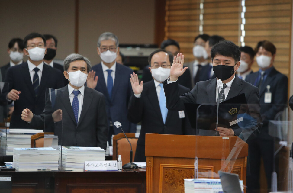 이균용 대전고등법원장이 지난해 10월14일 오전 대전고등법원에서 열린 비수도권 지법·고법·지검·고검 국정감사에서 선서하고 있다. 연합뉴스