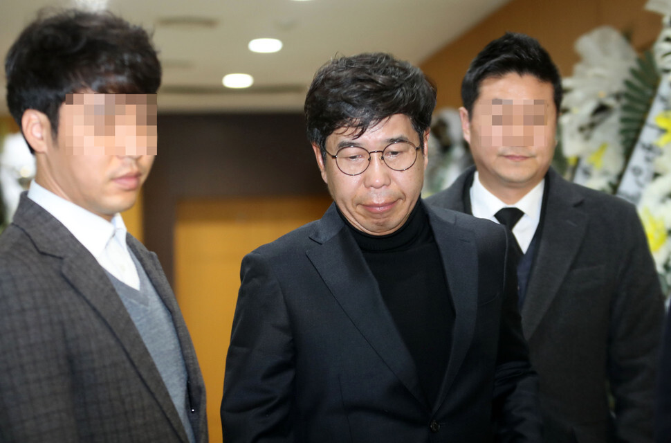 백원우 전 청와대 민정비서관이 지난해 12월3일 오전 서울 서초구 서울성모병원 장례식장에 마련된 전 청와대 민정비서관실 특별감찰반 수사관의 빈소 조문을 마친 후 장례식장을 나서고 있다. 연합뉴스