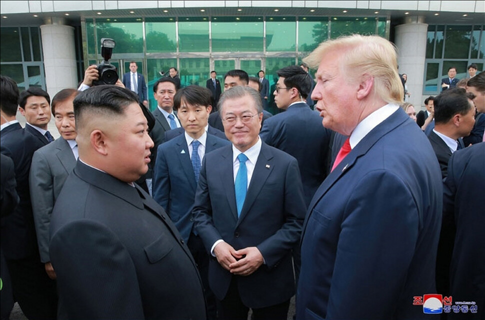2019년 6월30일 판문점에서 만난 남·북·미 정상. 정상들 뒤쪽 건물이 판문점 견학 때 가볼 수 있는 자유의집이다. &lt;조선중앙통신&gt; 연합뉴스 자료사진.