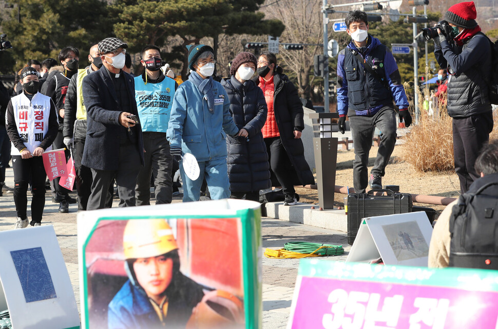 지난해 12월 30일부터 ‘복직없이 정년없다’며 청와대를 향해 걷기 시작한 희망뚜벅이 행진을 마친 김진숙 민주노총 부산본부 지도위원이 7일 오후 청와대 분수대 앞에서 농성자들을 만나고 있다. 이종근 선임기자