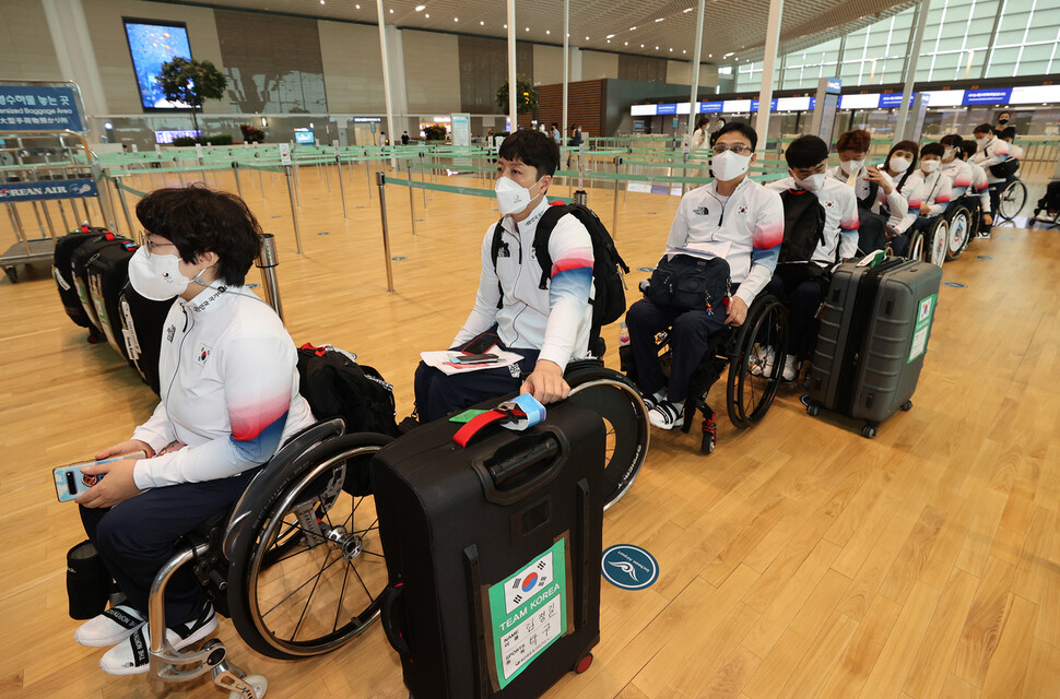 18일 오전 인천국제공항 2 터미널에서 2020 도쿄패럴림픽에 출전하는 수영, 탁구 선수 등 우리나라 선수단 본진이 출국 수속을 밟고 있다. 2020 도쿄패럴림픽은 24일 개막식을 시작으로 9월5일까지 13일동안 일본 도쿄에서 펼쳐진다. 영종도/연합뉴스